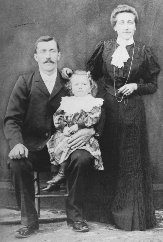 An 1912 ma grand mere marie moulin a 5 ans et ses parents ont 33 et 34 ans