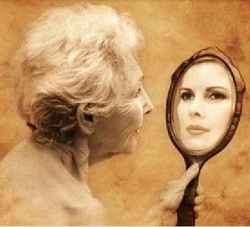 Miroir vieille femme